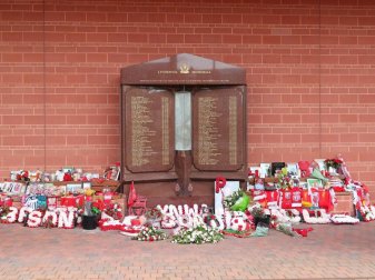 Blumen, Bilder und Schals liegen in Gedenken an die Opfer der Hillsborough-Katastrophe in Liverpool. Foto: Peter Byrne/PA Wire/dpa Blumen, Bilder und Schals liegen in Gedenken an die Opfer der Hillsborough-Katastrophe in Liverpool. Foto: Peter Byrne/PA Wire/dpa