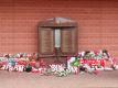 Blumen, Bilder und Schals liegen in Gedenken an die Opfer der Hillsborough-Katastrophe in Liverpool. Foto: Peter Byrne/PA Wire/dpa