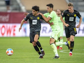 Mahmoud Dahoud (l) hat seinen Vertrag beim BVB bis 2023 verlängert. Foto: David Inderlied/dpa Mahmoud Dahoud (l) hat seinen Vertrag beim BVB bis 2023 verlängert. Foto: David Inderlied/dpa