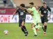 Mahmoud Dahoud (l) hat seinen Vertrag beim BVB bis 2023 verlängert. Foto: David Inderlied/dpa