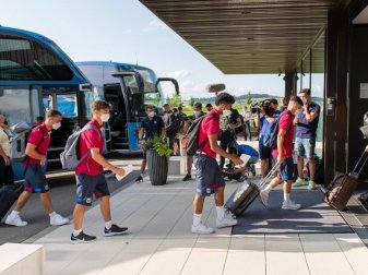 Die Spieler des FC Barcelona bei der Ankunft in Donaueschingen. Foto: Silas Stein/dpa Die Spieler des FC Barcelona bei der Ankunft in Donaueschingen. Foto: Silas Stein/dpa