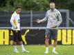 BVB-Coach Marco Rose (r) in Bad Ragaz mit Neuzugang Donyell Malen. Foto: David Inderlied/dpa