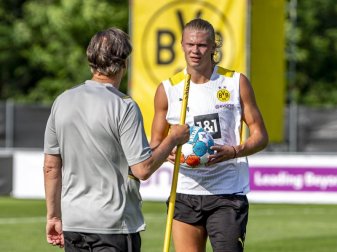 Sportdirektor Michael Zorc (l) bezeichnet die Gerüchte um Erling Haaland als «heiße Luft». Foto: David Inderlied/dpa Sportdirektor Michael Zorc (l) bezeichnet die Gerüchte um Erling Haaland als «heiße Luft». Foto: David Inderlied/dpa