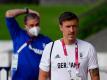 Max Kruse (r) ist Trainer Stefan Kuntz (l) für die Olympia-Nominierung dankbar. Foto: Matt Slocum/AP/dpa