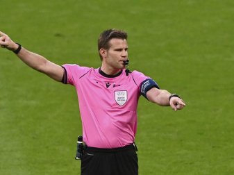 Ist zum fünften Mal Deutschlands Schiedsrichter des Jahres: Felix Brych. Foto: Facundo Arrizabalaga/Pool EPA/AP/dpa