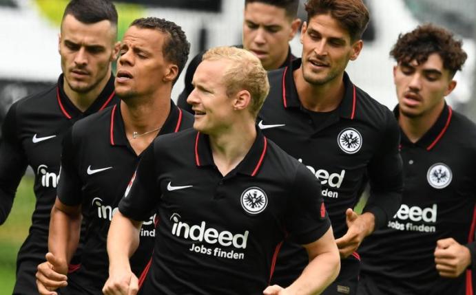Sebastian Rode (M) wurde bei Eintracht Frankfurt als neuer Kapitän bestimmt. Foto: Arne Dedert/dpa