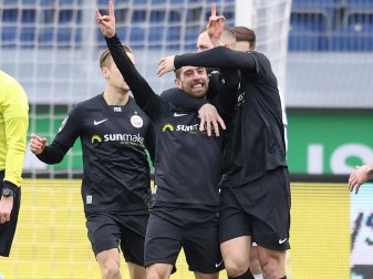 Hansa Rostock bezwingt Hannover deutlich mit 3:0 Hansa Rostock bezwingt Hannover deutlich mit 3:0