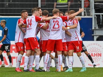 Die Mannschaft von Regensburg feiert den Führungstreffer gegen Sandhausen. Foto: Armin Weigel/dpa Die Mannschaft von Regensburg feiert den Führungstreffer gegen Sandhausen. Foto: Armin Weigel/dpa