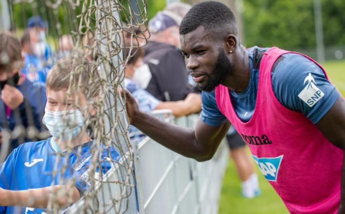 Bebou nimmt sich nach dem Trainingsauftakt der TSG Zeit für Fotowünsche der Fans - derzeit befindet sich der Stürmer in häuslicher Quarantäne. Foto: Christoph Schmidt/dpa