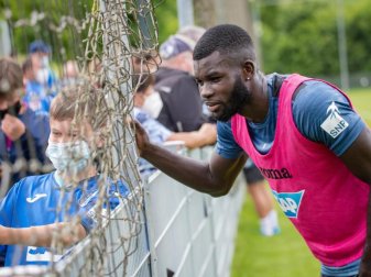 Bebou nimmt sich nach dem Trainingsauftakt der TSG Zeit für Fotowünsche der Fans - derzeit befindet sich der Stürmer in häuslicher Quarantäne. Foto: Christoph Schmidt/dpa Bebou nimmt sich nach dem Trainingsauftakt der TSG Zeit für Fotowünsche der Fans - derzeit befindet sich der Stürmer in häuslicher Quarantäne. Foto: Christoph Schmidt/dpa