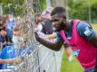 Bebou nimmt sich nach dem Trainingsauftakt der TSG Zeit für Fotowünsche der Fans - derzeit befindet sich der Stürmer in häuslicher Quarantäne. Foto: Christoph Schmidt/dpa