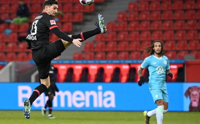 Leverkusens Lucas Alario (l) nimmt den Ball artistisch in der Luft an. Foto: Ina Fassbender/AFP/Pool/dpa