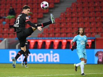 Leverkusens Lucas Alario (l) nimmt den Ball artistisch in der Luft an. Foto: Ina Fassbender/AFP/Pool/dpa Leverkusens Lucas Alario (l) nimmt den Ball artistisch in der Luft an. Foto: Ina Fassbender/AFP/Pool/dpa