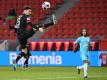 Leverkusens Lucas Alario (l) nimmt den Ball artistisch in der Luft an. Foto: Ina Fassbender/AFP/Pool/dpa