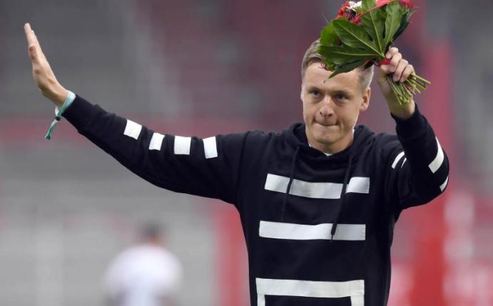 Schon wieder bereit für Neues: Seine Fußballschuhe aber hat Felix Kroos ausgezogen. Foto: Matthias Koch/dpa