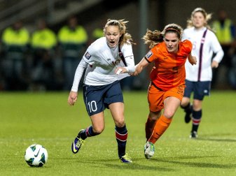 Siri Worm (r.) wechselt zu Eintracht Frankfurt