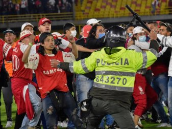 Ultras von Santa Fe stoßen mit der Polizei zusammen. Foto: Cristian Bayona/LongVisual via ZUMA Press Wire/dpa Ultras von Santa Fe stoßen mit der Polizei zusammen. Foto: Cristian Bayona/LongVisual via ZUMA Press Wire/dpa