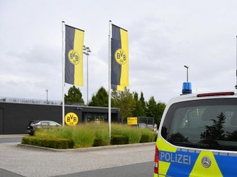 Der Trainingsbetrieb bei Borussia Dortmund kann unter verschärften Auflagen weitergehen. Foto: Christopher Neundorf/dpa
