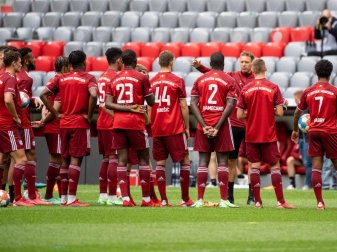 Team-Präsentation und Training des FC Bayern in der Allianz Arena mit Trainer Julian Nagelsmann (3.v.r.). Foto: Matthias Balk/dpa