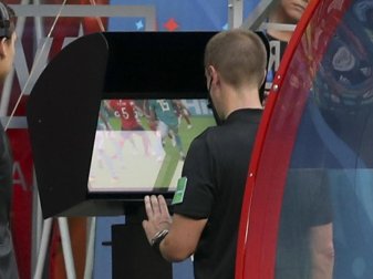 Ein Schiedsrichter schaut sich eine strittige Szene noch einmal an. Foto: Thanassis Stavrakis/AP/dpa/Archiv Ein Schiedsrichter schaut sich eine strittige Szene noch einmal an. Foto: Thanassis Stavrakis/AP/dpa/Archiv