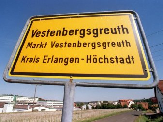 Der TSV Vestenbergsgreuth hat 1994 den hohen Favoriten FC Bayern München mit 1:0 besiegt: Ortsschild des Vereins aus der Regionalliga Süd. Foto: Claus Felix/dpa Der TSV Vestenbergsgreuth hat 1994 den hohen Favoriten FC Bayern München mit 1:0 besiegt: Ortsschild des Vereins aus der Regionalliga Süd. Foto: Claus Felix/dpa