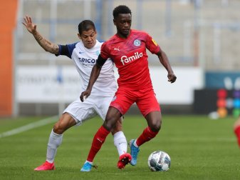 Wird Holstein Kiel verlassen: David Atanga (r.) Wird Holstein Kiel verlassen: David Atanga (r.)