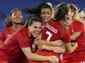 Die Frauenfußball-Nationalmannschaft aus Kanada gewann erstmals die Goldmedaille. Foto: Fernando Vergara/AP/dpa