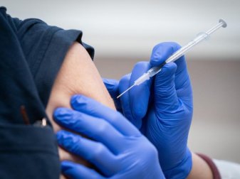 Die DFL hat einem Bericht zufolge bei den Clubs der Fußball-Bundesliga für die Vorteile einer Impfung gegen das Coronavirus geworben. Foto: Kay Nietfeld/dpa Die DFL hat einem Bericht zufolge bei den Clubs der Fußball-Bundesliga für die Vorteile einer Impfung gegen das Coronavirus geworben. Foto: Kay Nietfeld/dpa