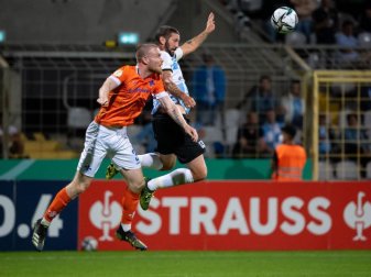 1860-Profi Sascha Mölders (r) und Thomas Isherwood im Kopfballduell. Foto: Sven Hoppe/dpa 1860-Profi Sascha Mölders (r) und Thomas Isherwood im Kopfballduell. Foto: Sven Hoppe/dpa