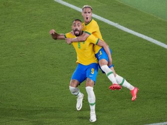 Antony (r) umarmt seinen Mannschaftskameraden Matheus Cunha, nachdem dieser den Führungstreffer erzielt hat. Foto: Martin Mejia/AP/dpa Antony (r) umarmt seinen Mannschaftskameraden Matheus Cunha, nachdem dieser den Führungstreffer erzielt hat. Foto: Martin Mejia/AP/dpa