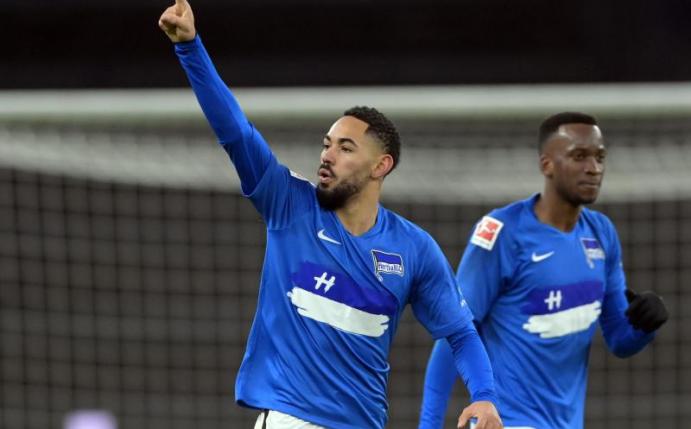Herthas Matheus Cunha (l) jubelt neben Dodi Lukebakio über einen Treffer. Foto: Soeren Stache/dpa/Archivbild
