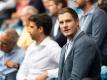 Marcell Jansen (r) und Jonas Boldt (M) nehmen an der Mitgliederversammlung des Fußball-Zweitligsten Hamburger SV im Volksparkstadion teil. Foto: Daniel Reinhardt/dpa