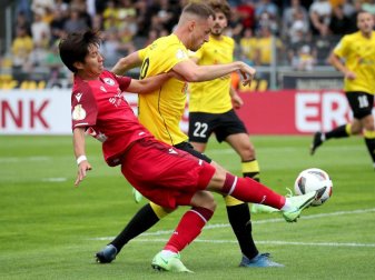 Bayreuths Steffen Eder (M) versucht vor Bielefelds Masaya Okugawa (l) den Ball zu behaupten. Foto: Daniel Karmann/dpa