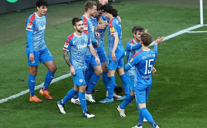 Später Sieg gegen Flensburg für Holstein Kiel