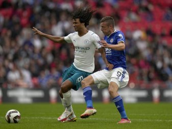 Leicesters Jamie Vardy (r) geht gegen Manchester Citys Nathan Ake in den Zweikampf. Foto: Alastair Grant/AP/dpa Leicesters Jamie Vardy (r) geht gegen Manchester Citys Nathan Ake in den Zweikampf. Foto: Alastair Grant/AP/dpa