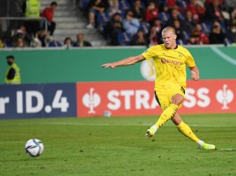 Dortmunds Erling Haaland erzielt beim 3:0-Sieg in Wiesbaden alle drei Tore, hier das 2:0 per Elfmeter. Foto: Arne Dedert/dpa
