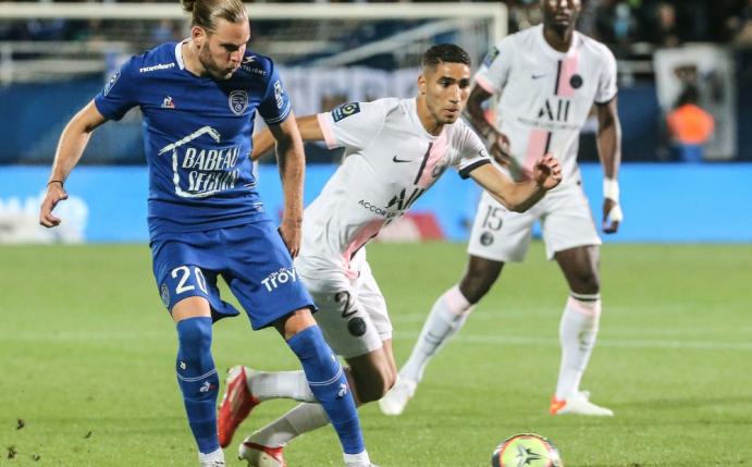 Achraf Hakimi (M.) trifft für PSG