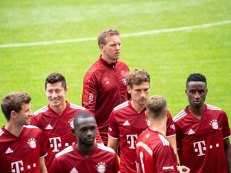 Trainer Julian Nagelsmann (h) blieb beim FC Bayern München in der Vorbereitung ohne Sieg. Foto: Matthias Balk/dpa