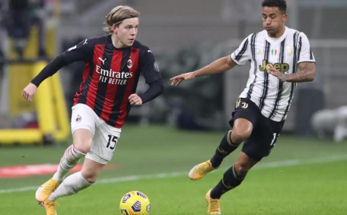 Milans Jens Petter Hauge und Juventus Danilo liefern sich ein Duell um den Ball. Foto: Jonathan Moscrop/CSM via ZUMA Wire/dpa