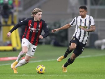 Milans Jens Petter Hauge und Juventus Danilo liefern sich ein Duell um den Ball. Foto: Jonathan Moscrop/CSM via ZUMA Wire/dpa Milans Jens Petter Hauge und Juventus Danilo liefern sich ein Duell um den Ball. Foto: Jonathan Moscrop/CSM via ZUMA Wire/dpa