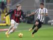 Milans Jens Petter Hauge und Juventus Danilo liefern sich ein Duell um den Ball. Foto: Jonathan Moscrop/CSM via ZUMA Wire/dpa