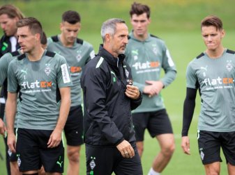 Der Gladbacher Trainer Adi Hütter verfolgt das Training seiner Mannschaft. Foto: Federico Gambarini/dpa Der Gladbacher Trainer Adi Hütter verfolgt das Training seiner Mannschaft. Foto: Federico Gambarini/dpa