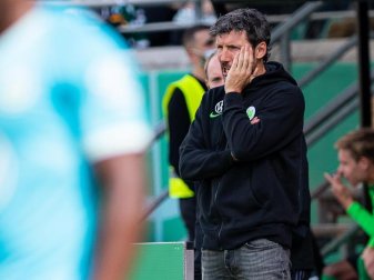 Dem VfL Wolfsburg und Trainer Mark van Bommel droht nach einem Wechselfehler eine Niederlage am grünen Tisch. Foto: Guido Kirchner/dpa Dem VfL Wolfsburg und Trainer Mark van Bommel droht nach einem Wechselfehler eine Niederlage am grünen Tisch. Foto: Guido Kirchner/dpa
