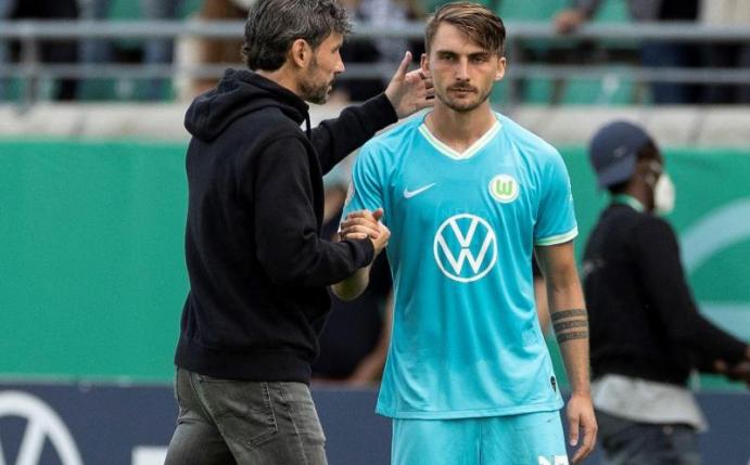 VfL-Trainer Mark van Bommel (l) wechselte in der Verlängerung auch noch weitere drei Spieler ein und vollzog damit insgesamt sechs Wechsel. Foto: Marco Steinbrenner/Kirchner-Media/dpa