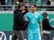 VfL-Trainer Mark van Bommel (l) wechselte in der Verlängerung auch noch weitere drei Spieler ein und vollzog damit insgesamt sechs Wechsel. Foto: Marco Steinbrenner/Kirchner-Media/dpa