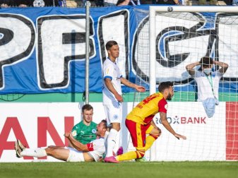 Fabian Schleusener (r) brachte den KSC in Lotte in Führung. Foto: David Inderlied/dpa Fabian Schleusener (r) brachte den KSC in Lotte in Führung. Foto: David Inderlied/dpa