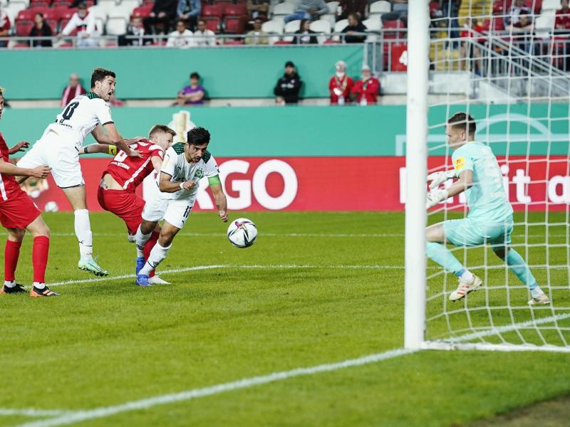 Lars Stindl (2.v.r.) brachte Gladbach in Kaiserslautern auf die Siegerstraße. Foto: Uwe Anspach/dpa