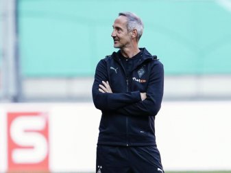 Sorgt sich um den Einsatz von Zwei Schlüsselspielern: Gladbachs Trainer Adi Hütter. Foto: Uwe Anspach/dpa Sorgt sich um den Einsatz von Zwei Schlüsselspielern: Gladbachs Trainer Adi Hütter. Foto: Uwe Anspach/dpa