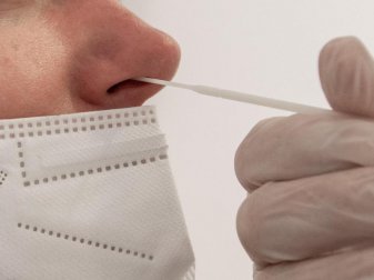 Ein Corona-Tester führt einen Schnelltest durch. Foto: Hendrik Schmidt/dpa-Zentralbild/dpa Ein Corona-Tester führt einen Schnelltest durch. Foto: Hendrik Schmidt/dpa-Zentralbild/dpa