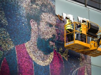 Arbeiter entfernen das Messi-Porträt an der Fassade vom Camp Nou, wo 30.000 Fans zum Heimspiel des FC Barcelona kommen dürfen. Foto: Matthias Oesterle/ZUMA Press Wire/dpa Arbeiter entfernen das Messi-Porträt an der Fassade vom Camp Nou, wo 30.000 Fans zum Heimspiel des FC Barcelona kommen dürfen. Foto: Matthias Oesterle/ZUMA Press Wire/dpa